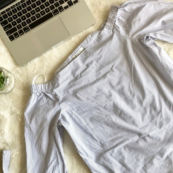 ❌ SOLD 🌟 2/$30 Babaton Malik Blouses - Picture 4 of 9